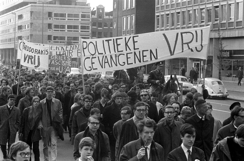 Demonstratie tegen Grieks bewind van Asva-demonstranten met spandoeken, Bestanddeelnr 920-3070