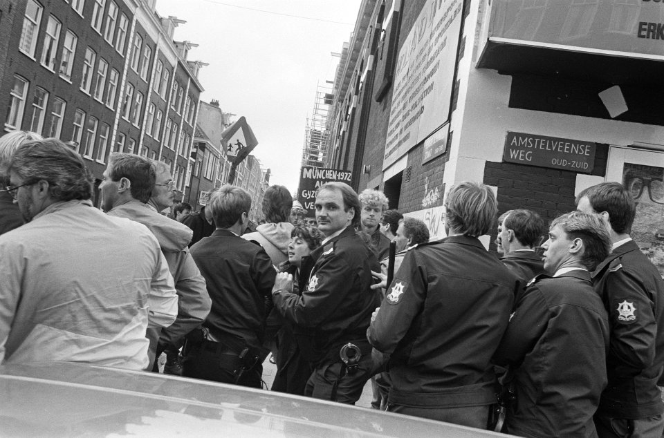 Demonstratie tegen Olympische Spelen tijdens bloemencorso door politie uiteenged, Bestanddeelnr 933-7498