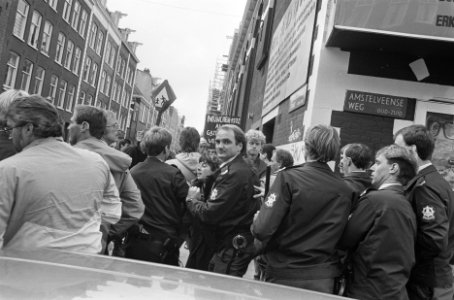 Demonstratie tegen Olympische Spelen tijdens bloemencorso door politie uiteenged, Bestanddeelnr 933-7498