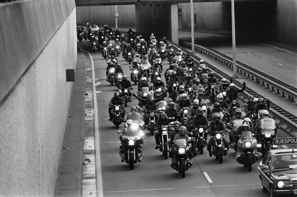Demonstratie tegen Motor-BVB van Utrecht naar Den Haag door ongeveer 1500 motorr, Bestanddeelnr 931-9436