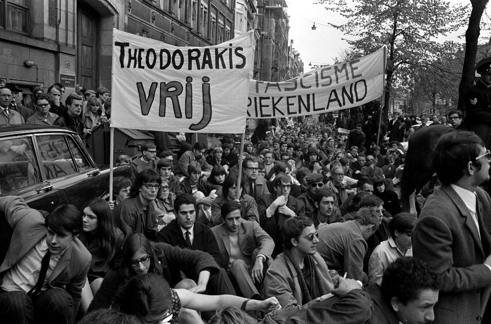 Demonstratie tegen Grieks bewind van Asva-demonstranten met spandoeken, Bestanddeelnr 920-3072
