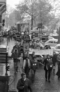Demonstratie tegen luchtvervuiling door Actie Strohalm in Amsterdam, Bestanddeelnr 923-9537