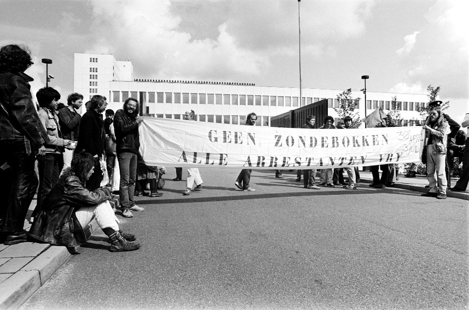 Demonstratie tegen het vasthouden van krakers voor de Bijlmerbajes ,Amsterdam, Bestanddeelnr 930-9197