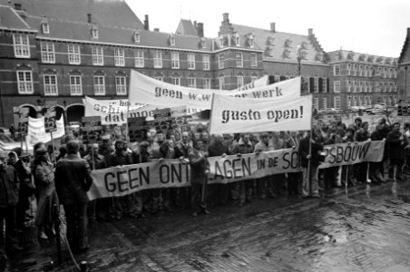 Demonstratie tegen sluiting Gusto op Binnenhof in Den Ha overzicht demonstratie, Bestanddeelnr 929-4538