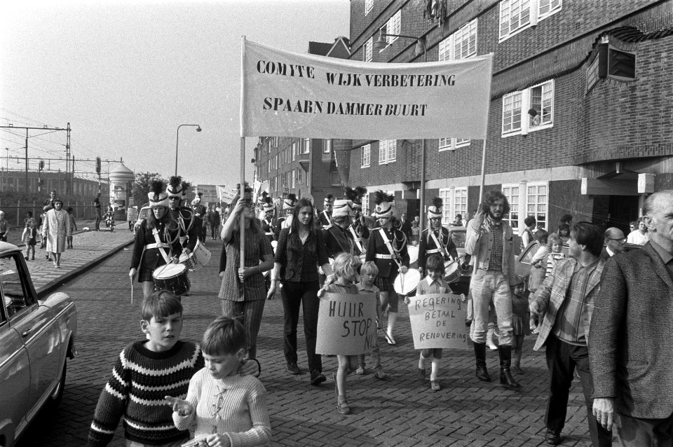 Demonstratie tegen huurverhoging in Spaarndammerbuurt, Amsterdam, demonstranten , Bestanddeelnr 925-0025