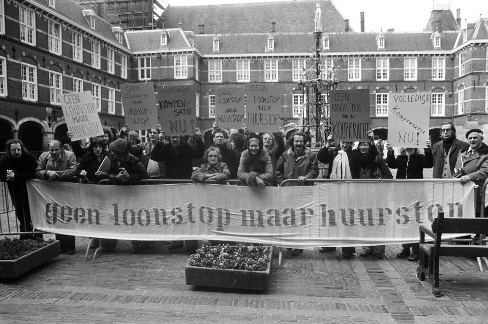 Demonstratie tegen huurverhoging op Binnenhof, Den Haag, Bestanddeelnr 928-4963