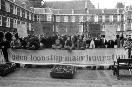Demonstratie tegen huurverhoging op Binnenhof, Den Haag, Bestanddeelnr 928-4963