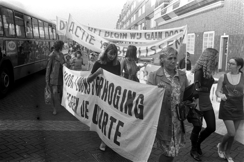 Demonstratie tegen huurverhoging in Spaarndammerbuurt, Amsterdam, demonstranten , Bestanddeelnr 925-0028