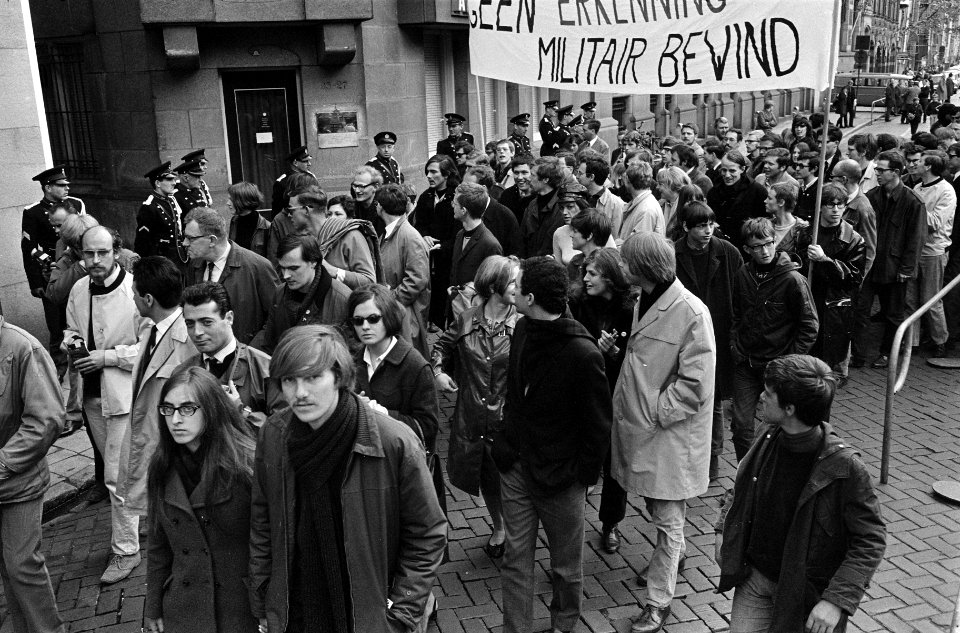 Demonstratie tegen Grieks bewind van Asva-demonstranten met spandoeken, Bestanddeelnr 920-3074