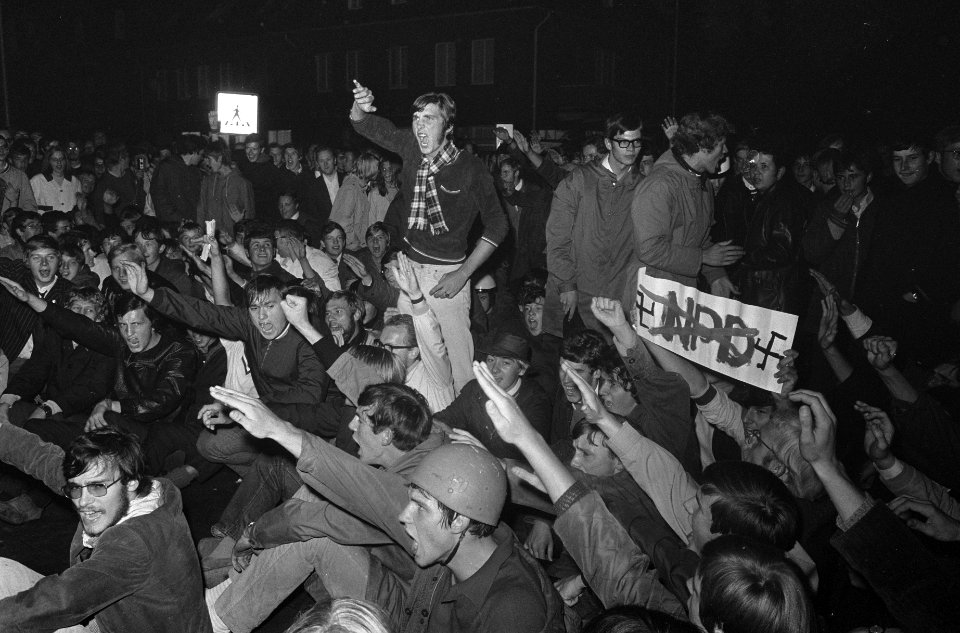 Demonstratie tegen NPD verkiezingsbijeenkomst, Nordhorn, Duitsland betogers zit, Bestanddeelnr 922-7346