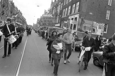 Demonstratie tegen Olympische Spelen tijdens bloemencorso door politie uiteenged, Bestanddeelnr 933-7499