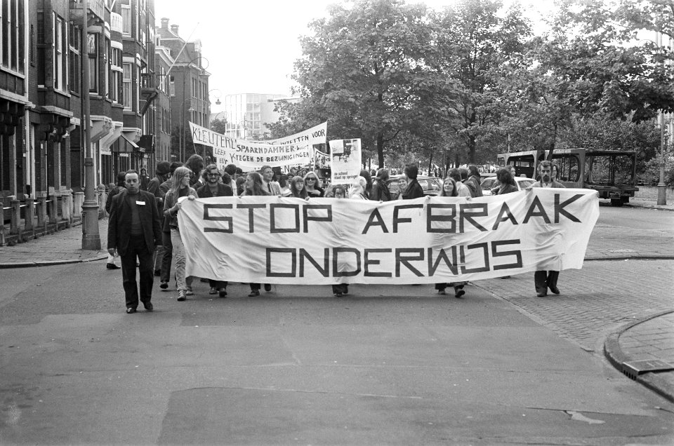 Demonstratie tegen onderwijsbeleid in Amsterdam, de demonstranten met spandoeken, Bestanddeelnr 925-9004
