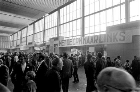 Demonstratieve optocht van de CPN in verband met 50-jarig bestaan CPN door Amste, Bestanddeelnr 922-8419