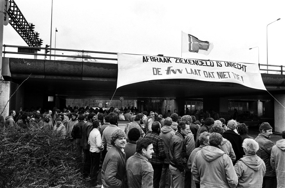 Demonstratieve werkonderbreking van bouwvakkers in de Bijlmermeer in verband met, Bestanddeelnr 932-0171