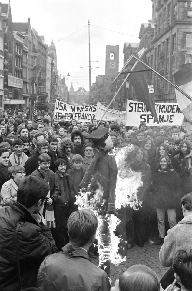 Demonstratie tegen Franco-bewind in Spanje in Amsterdam Franco aan de galg wor, Bestanddeelnr 922-0645