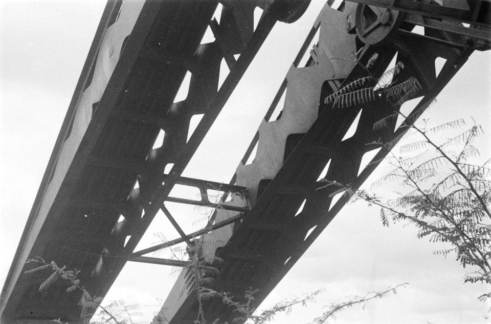 Demonstraties Eskadron Vechtwagens KNIL. Tank ¨Ineke¨ legt een brug, Bestanddeelnr 93-6-1