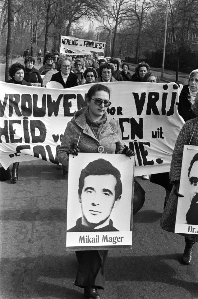 Demonstratieve optocht vrouwen van Vredespaleis naar Russische ambassade georgan, Bestanddeelnr 928-5126