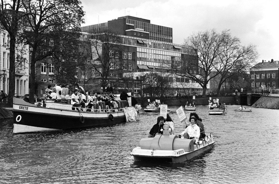 Demonstratieve vaartocht naar het stadhuis van Amsterdam opheffing van Emma Kind, Bestanddeelnr 933-3077