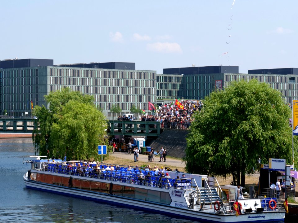 Demonstration against a Demonstration of the AfD party in Berlin at 27 May 2018 08