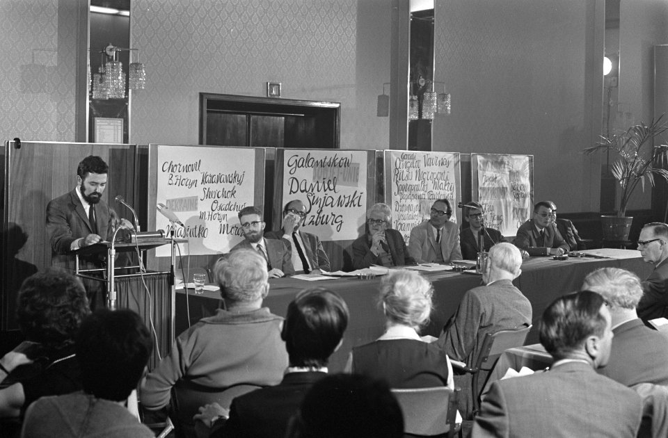 Demonstratieve bijeenkomst PEN-centrum in Krasnapolsky Elisabeth Hoytink droeg t, Bestanddeelnr 921-2730