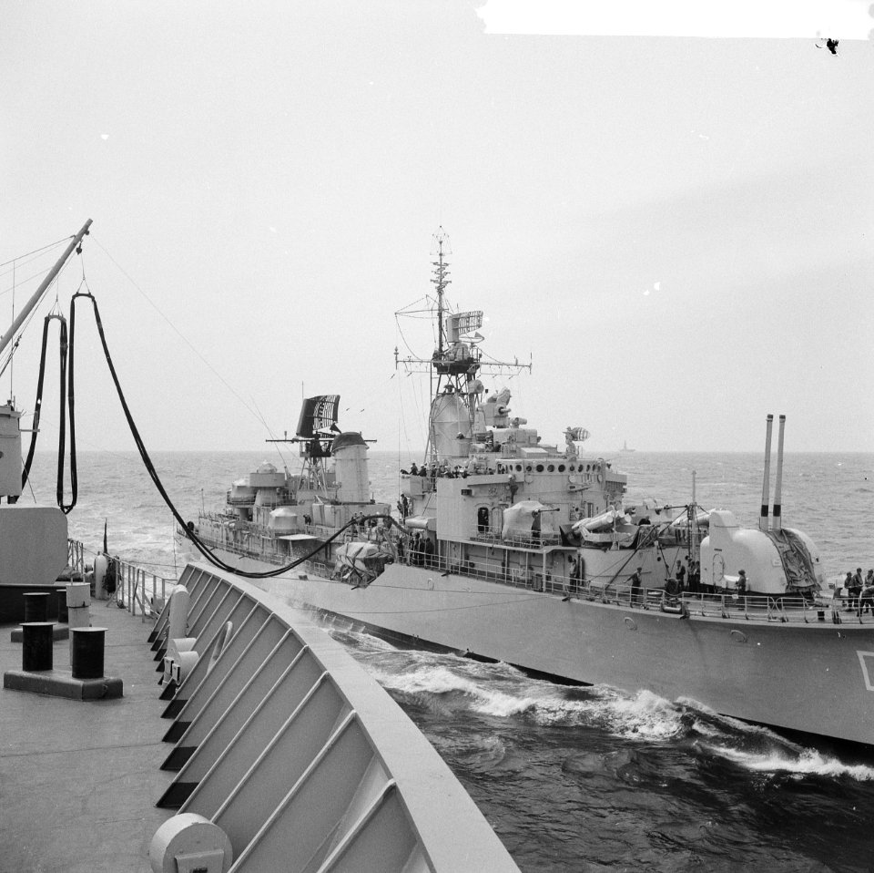 Demonstratietocht H.M. Poolster , jager koningin Juliana Amsterdam zoogt de Po, Bestanddeelnr 918-1302
