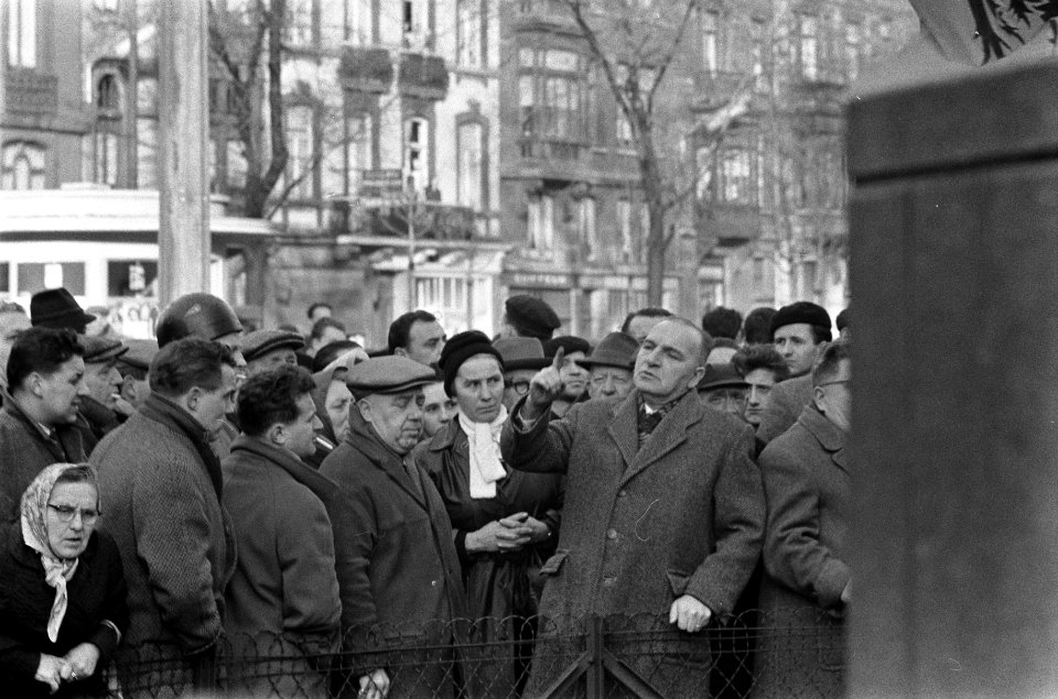 Demonstraties in Luik tegen de Eenheidswet, demonstranten trekken door Luik, Bestanddeelnr 911-9336