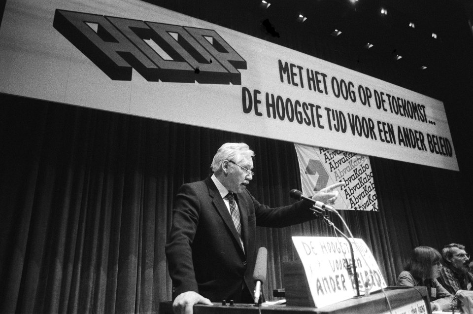 Demonstratieve bijeenkomst van ACOP in Den Haag tegen bezuinigingsplannen voorz, Bestanddeelnr 932-3140