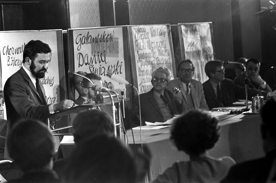 Demonstratieve bijeenkomst PEN-centrum in Krasnapolsky Elisabeth Hoytink droeg t, Bestanddeelnr 921-2732