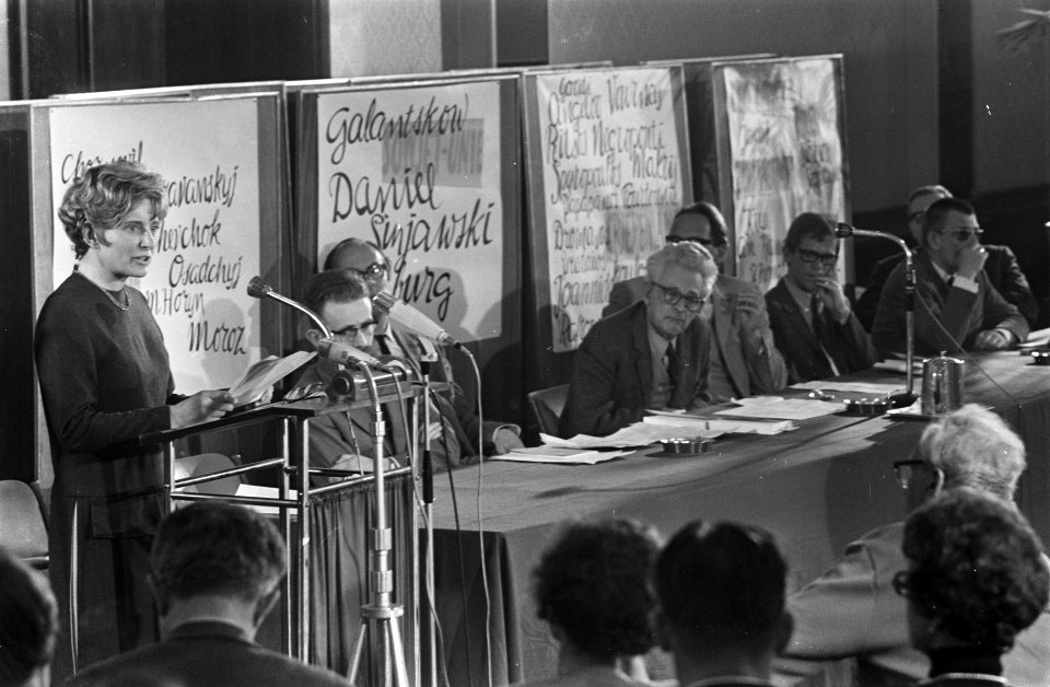 Demonstratieve bijeenkomst PEN-centrum in Krasnapolsky Elisabeth Hoytink droeg t, Bestanddeelnr 921-2729
