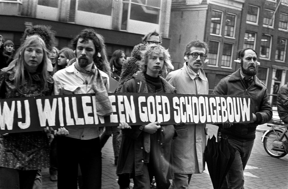 Demonstratieve optocht leerlingen en leraren School voor Individueel en Kunstzin, Bestanddeelnr 923-3677