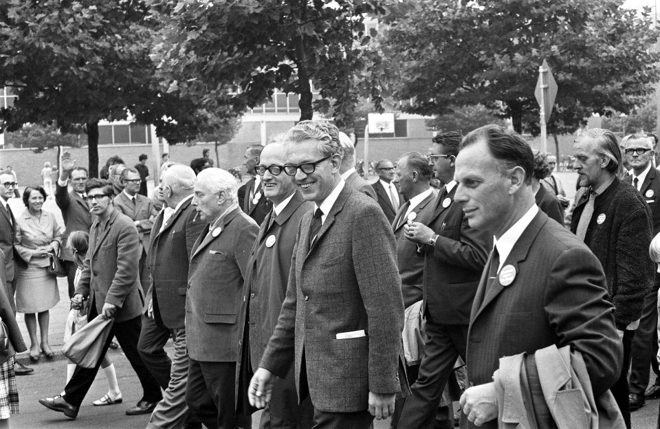 Demonstratieve optocht van de CPN in verband met 50-jarig bestaan CPN door Amste, Bestanddeelnr 922-8414