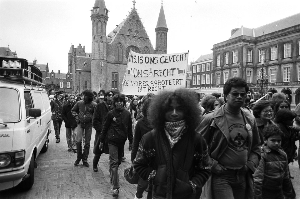 Demonstratie Zuid Molukkers in Den Haag i.v.m. herdenking uitroepen Vrije Republ, Bestanddeelnr 930-7921