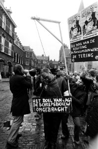Demonstratief hangende werknemer, op het bord Het doel van van Agt de scheepsb, Bestanddeelnr 930-3134