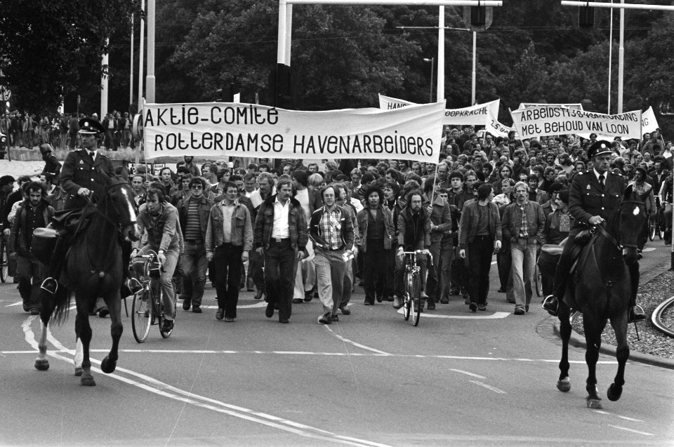 Demonstratieve optocht, op het spandoek Actie-comité Rotterdamse Havenarbeide…, Bestanddeelnr 930-4136