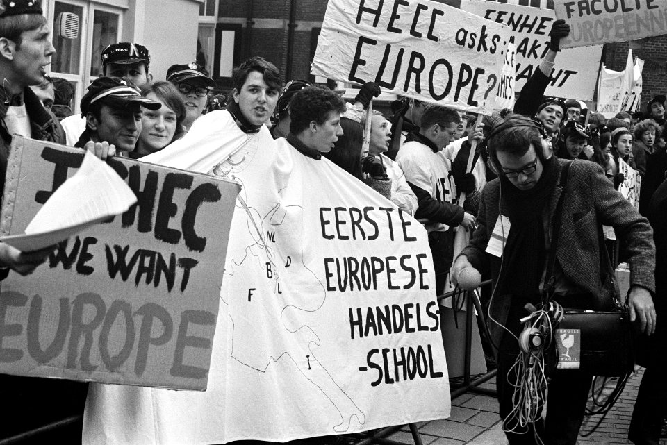 Demonstraties bij het Binnenhof Den Haag tijdens EEG-conferentie. Een Franse dem, Bestanddeelnr 923-0372