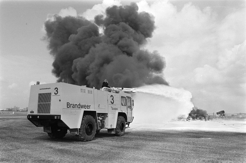 Demonstraties, brandweer, voertuigen, schuimblussen, rook, Bestanddeelnr 933-6257