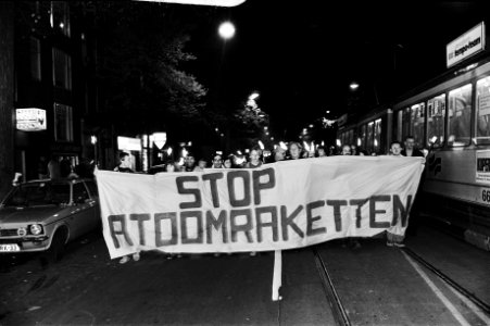 Demonstratieve fakkeloptocht Stop Atoomraketten in Amsterdam, Bestanddeelnr 930-5415
