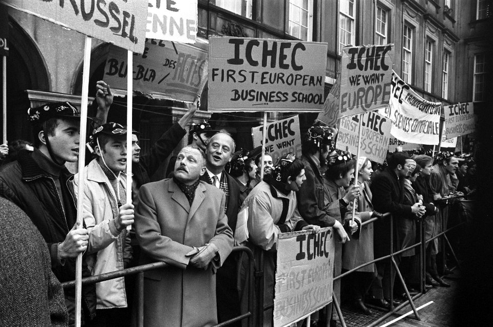Demonstraties bij het Binnenhof Den Haag tijdens EEG- conferentie. Tweede Kamer , Bestanddeelnr 923-0367