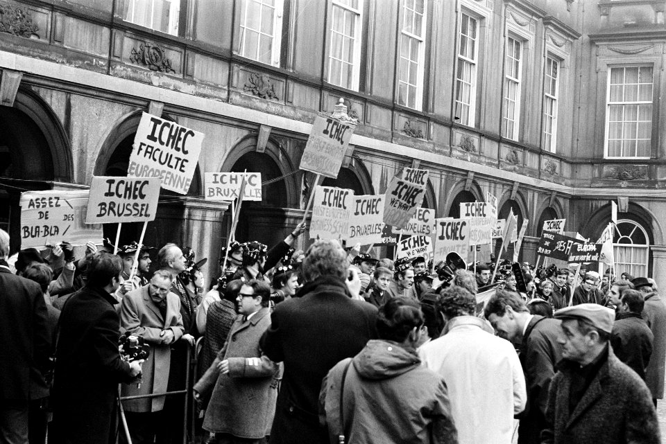 Demonstraties bij het Binnenhof Den Haag tijdens EEG-conferentie. Politiepaard r, Bestanddeelnr 923-0376