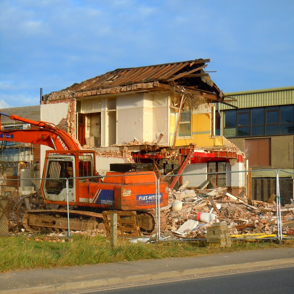 Demolition of Harbour View pub, Junction of Wellington Road (A259) and Camden Road, Portslade (November 2015) (2)