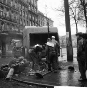 Demonstraties in Brussel tegen de Eenheidswet, stakers trekken door Luik, Bestanddeelnr 911-9365