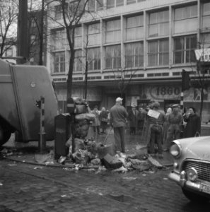 Demonstraties in Brussel tegen de Eenheidswet, stakers trekken door Luik, Bestanddeelnr 911-9367