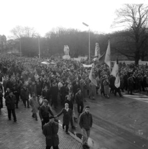Demonstraties in Brussel tegen de Eenheidswet, stakers trekken door Luik, Bestanddeelnr 911-9362