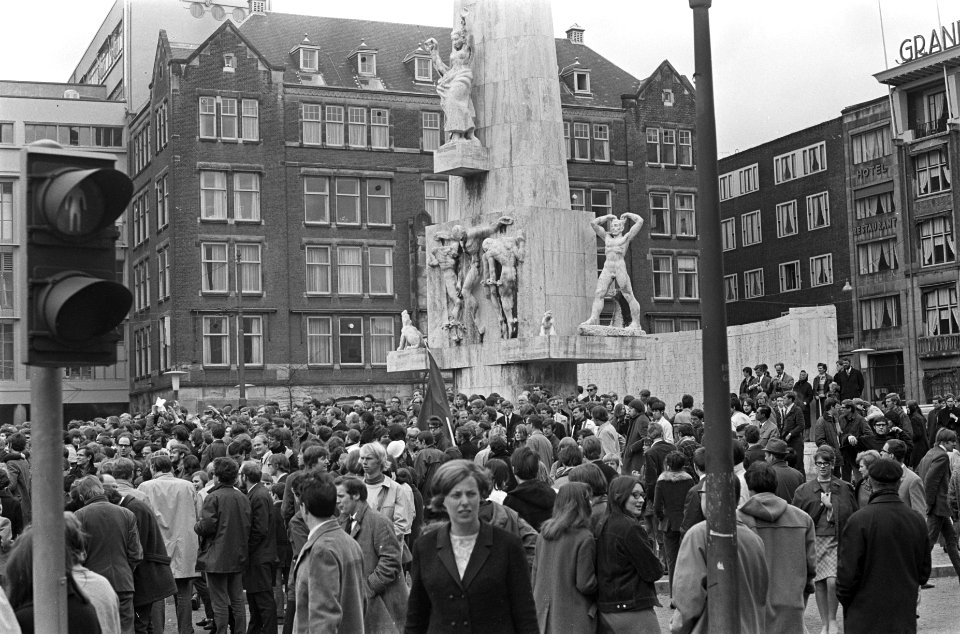 Demonstraties voor Rode 1 mei, demonstranten voor het Nationaal monument op de D, Bestanddeelnr 920-2917