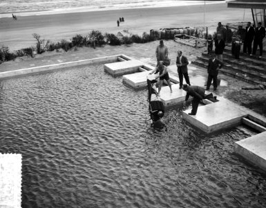 Demonstraties met drijvende brancard, bad Riche Zandvoort, Bestanddeelnr 907-9663