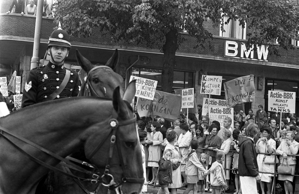 Demonstraties van kunstenaars van de BBK tijdens rijtoer Koninklijke familie, De, Bestanddeelnr 922-7996