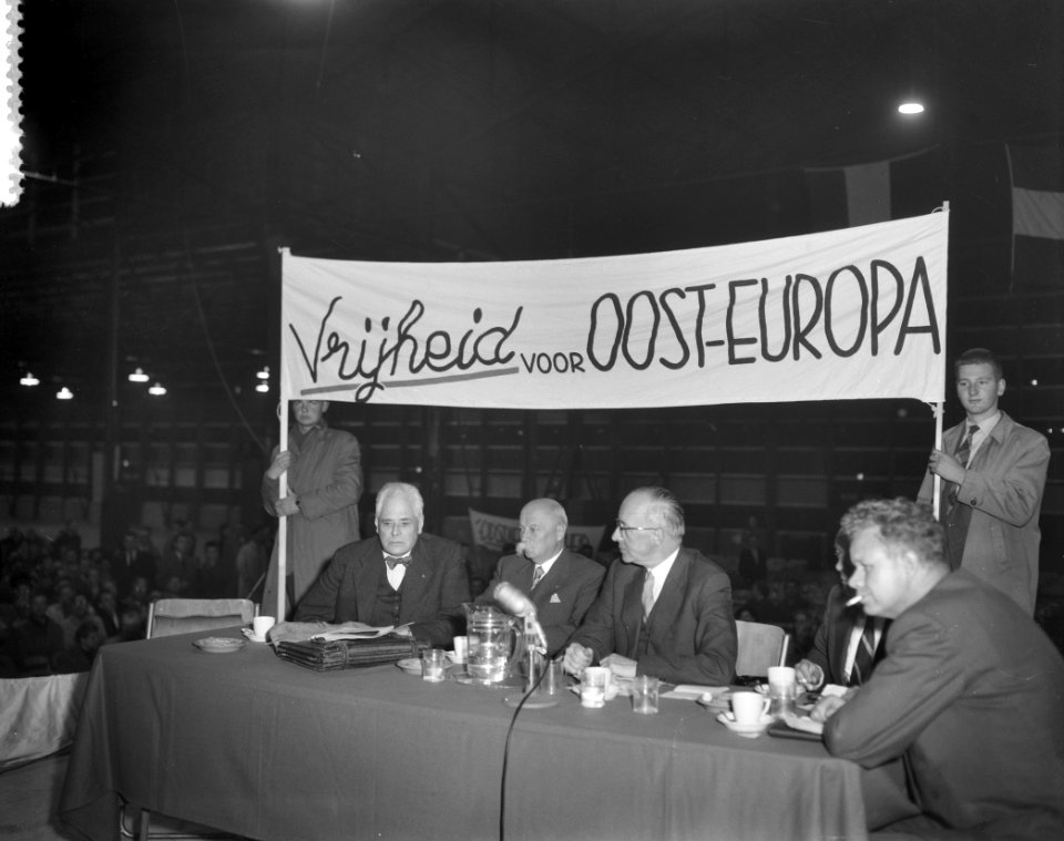 Demonstratieve meeting voor Hongarije in Riviera Hal Rotterdam. Vlnr prof. Oud ,, Bestanddeelnr 908-1298