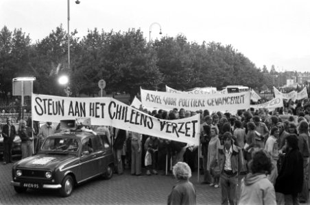 Demonstraties tegen de Chileense junta bij Museumplein (minister Trip (links) en, Bestanddeelnr 928-1483