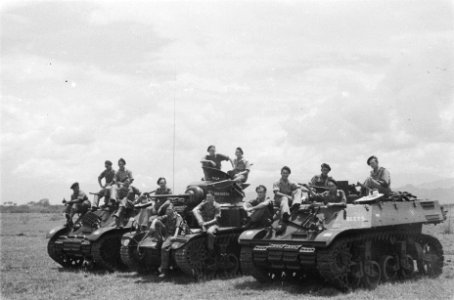 Demonstraties door Eskadron Vechtwagens KNIL. Een Stuart tank (Breskens) en 2 St, Bestanddeelnr 94-2-6