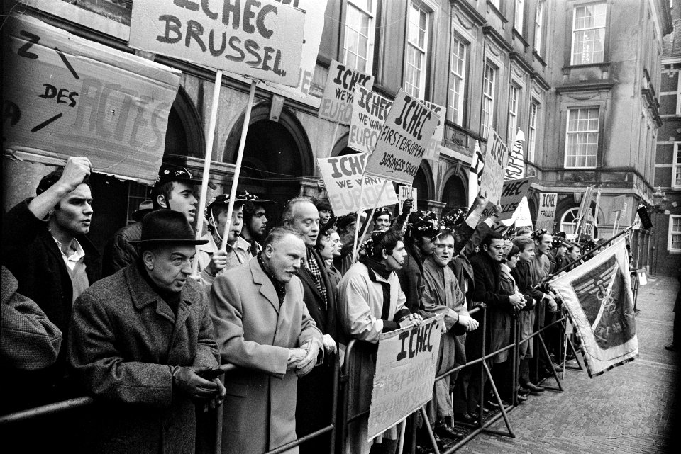 Demonstraties bij het Binnenhof Den Haag tijdens EEG-conferentie. Politiepaard r, Bestanddeelnr 923-0377